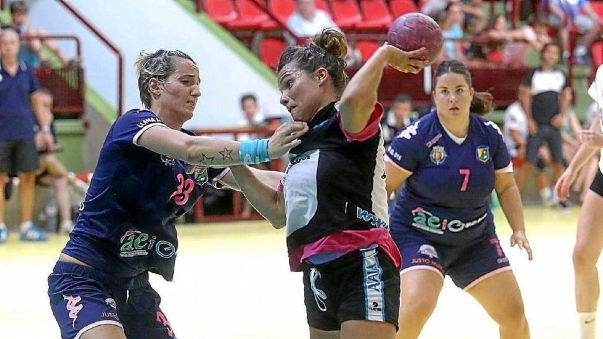 Patricia defiende un ataque del Zarautz en el partido.-Noticias de Gipuzkoa.