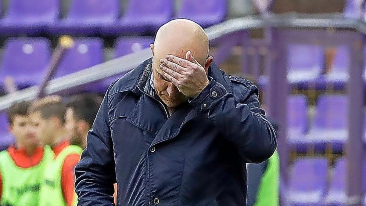 Luis César se lamenta de una ocasión perdida ante el Reus.-J.M. LOSTAU