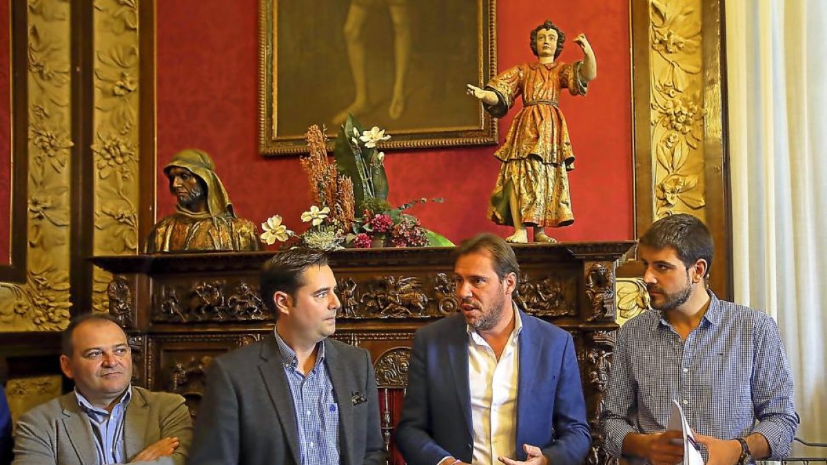 Puente recibe al grupo socialista de Burgos-MIRIAM CHACÓN
