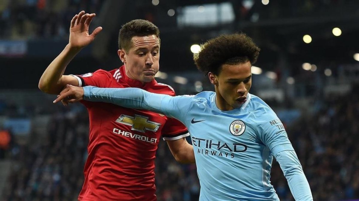 Ander Herrera en la disputa del balón junto a Leroy Sané en el derbi de Manchester.-AFP