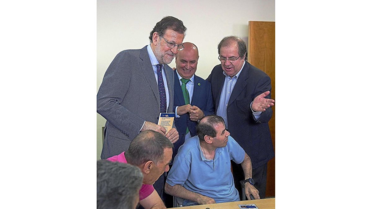 Rajoy, el presidente de AsprodesSalamanca, José Gómez, y JuanVicente Herrera.-ICAL