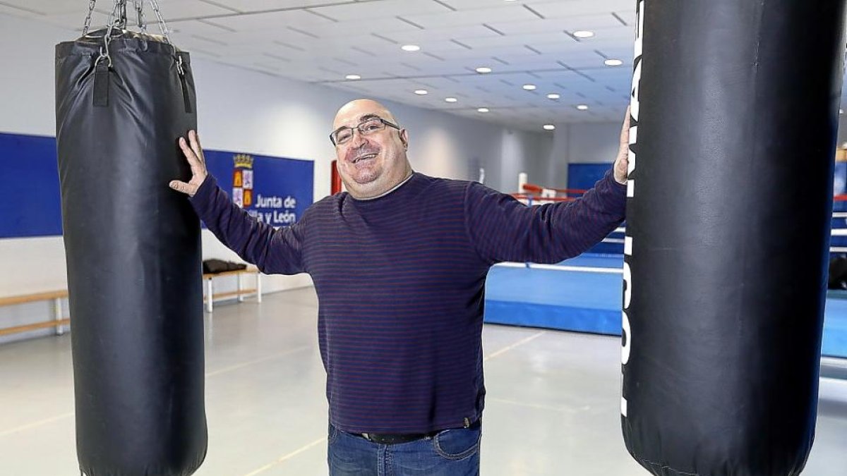 PedroRetuerto posa entre dos sacos en las instalaciones de Río Esgueva.-J.M: LOSTAU
