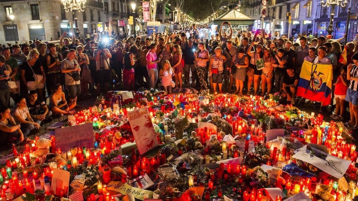 Peluches, velas, dibujos y notas depositadas en memoria de las víctimas del atentado en el Pla de lOs a la Rambla de Barcelona. /-JORDI COTRINA