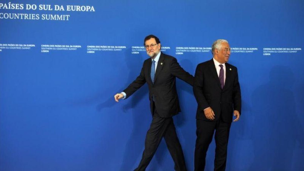 Mariano Rajoy es recibido por el primer ministro de Portugal, António Costa, a su llegada a la Cumbre de Jefes de Estado y de Gobierno de los Países del Sur de la Unión Europea que se celebra en Lisboa.-EFE / EPA / ANDRE KOSTERS