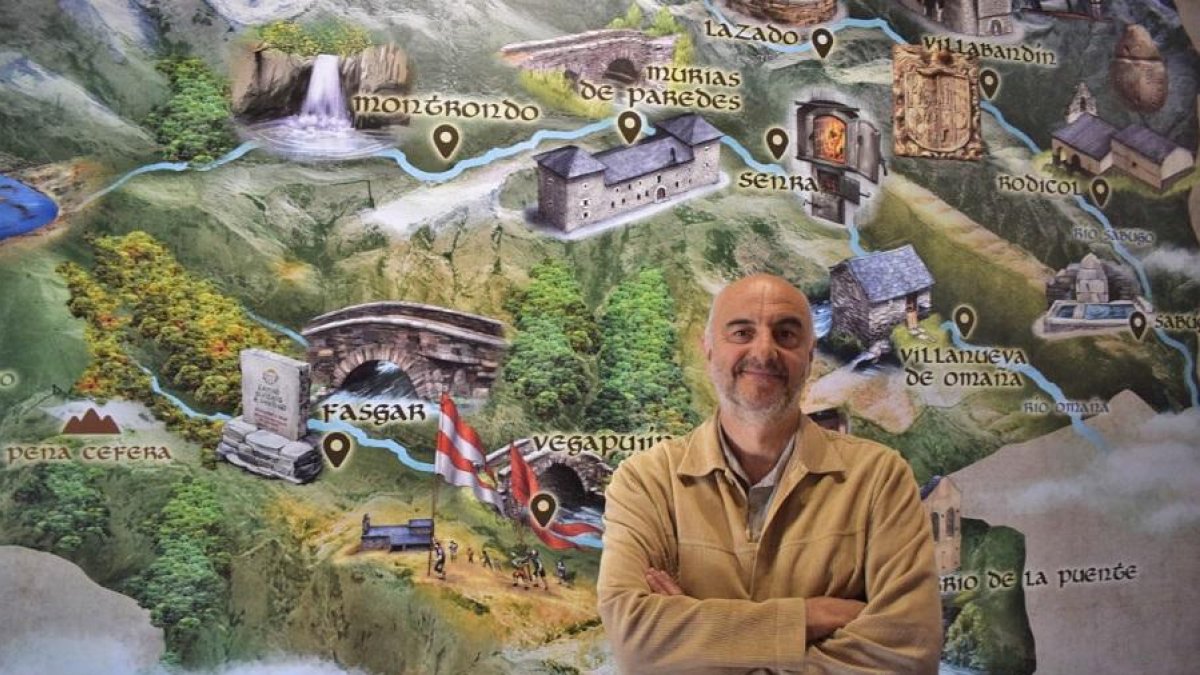 Alipio García en el interior del Centro de Interpretación de la Reserva de la Biosfera de los Valles de Omaña y Luna, frente a un mapa de la zona.-ARGICOMUNICACIÓN