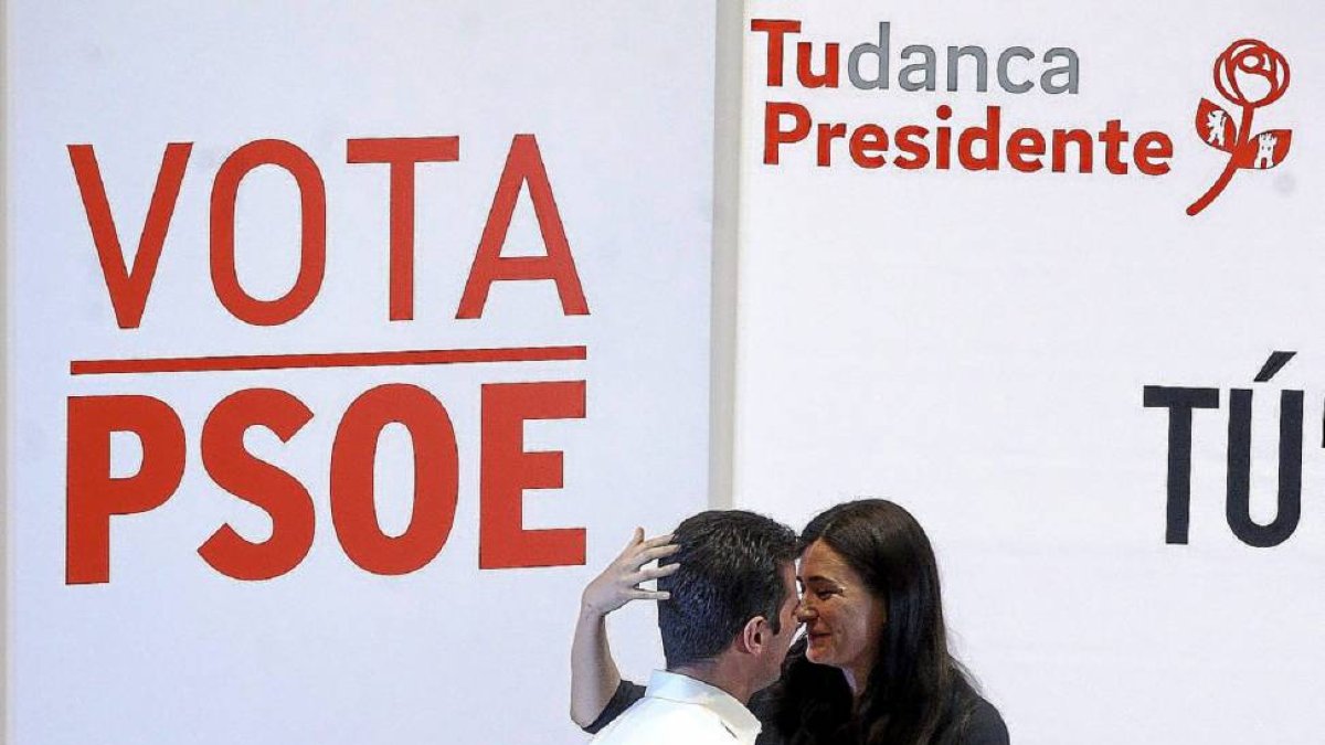El candidato socialista Luis Tudanca abraza a la secretaria federal de Igualdad, Carmen Montón.-ICAL