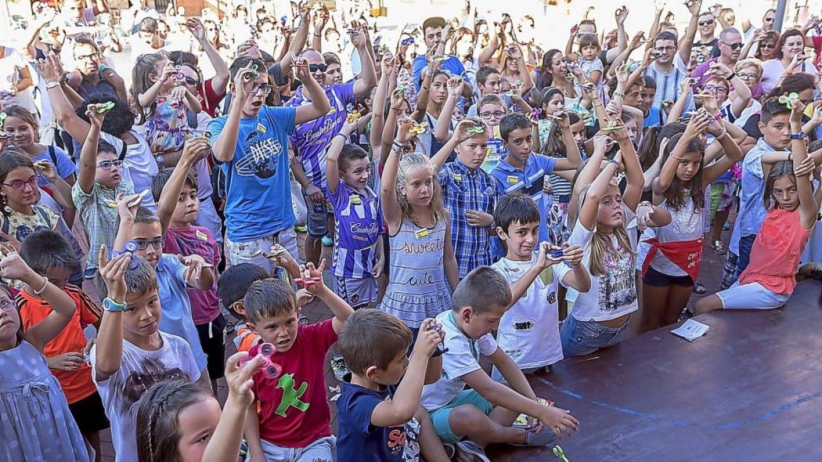 Centenares de niños y jóvenes acudieron ayer a la Plaza Mayor de Laguna de Duero para jugar con sus spinners.-PABLO REQUEJO (PHOTOGENIC)