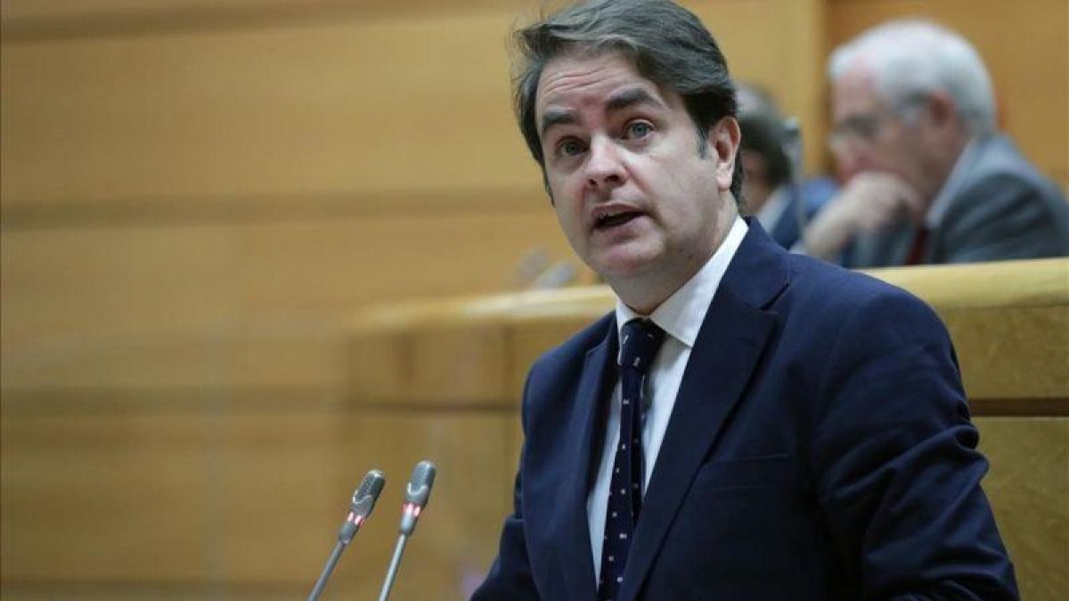 Roberto Bermúdez de Castro informa en el Senado del primer mes de aplicación del 155, el pasado 4 de diciembre.-ZIPI / EFE