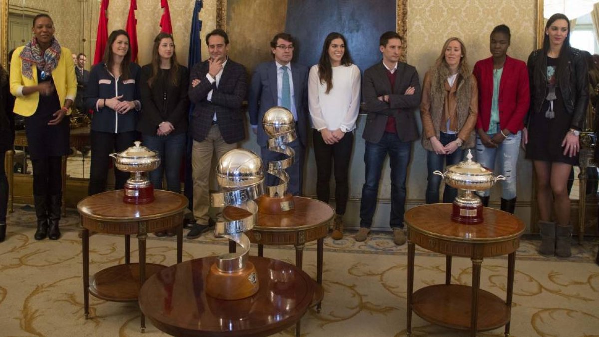 La Corporación de la Municipal del Ayuntamiento de Salamanca recibe a la plantilla, cuerpo técnico y directiva del Perfumerías Avenida-Ical