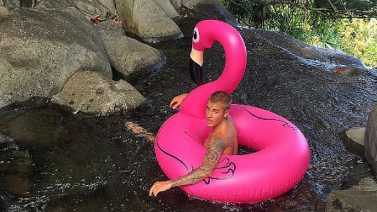 Justin Bieber se apunta a la moda de los flotadores gigantes.-INSTAGRAM