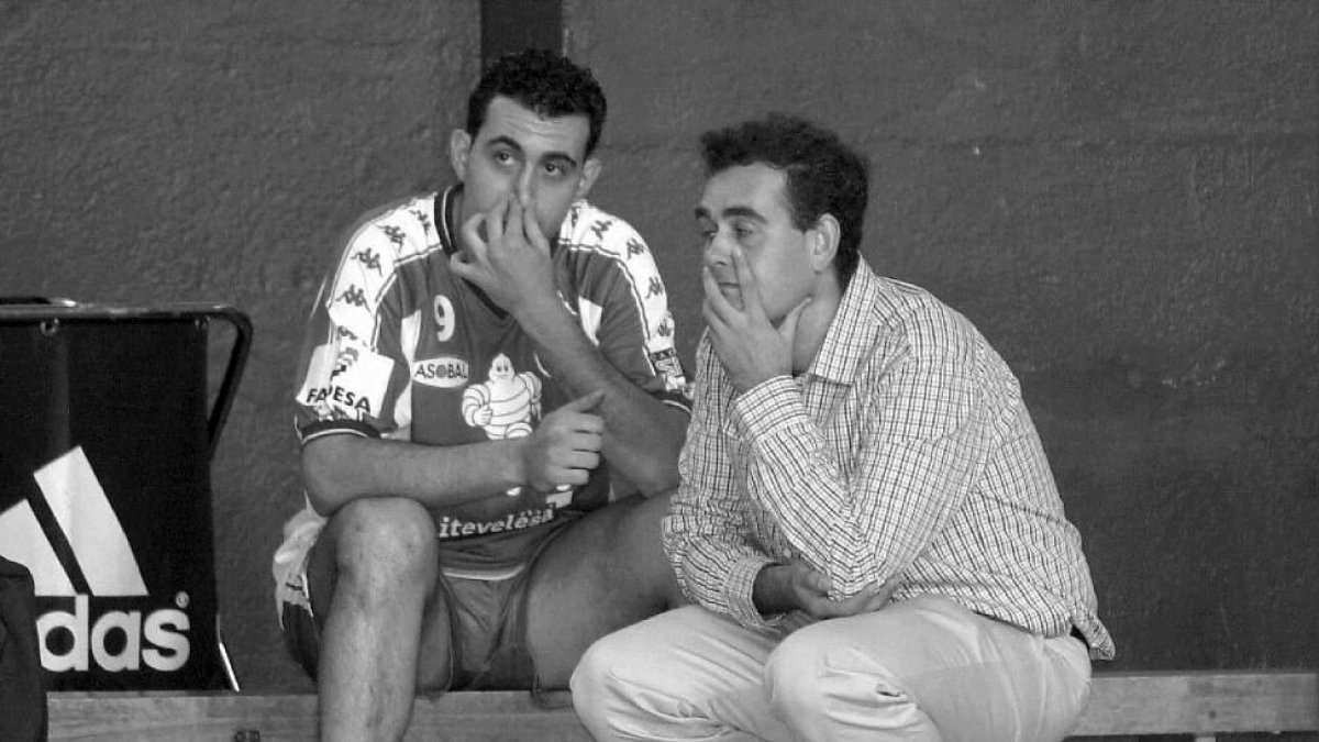 1999. Pisonero en el banquillo conversa con Juan Carlos Pastor.-EL MUNDO