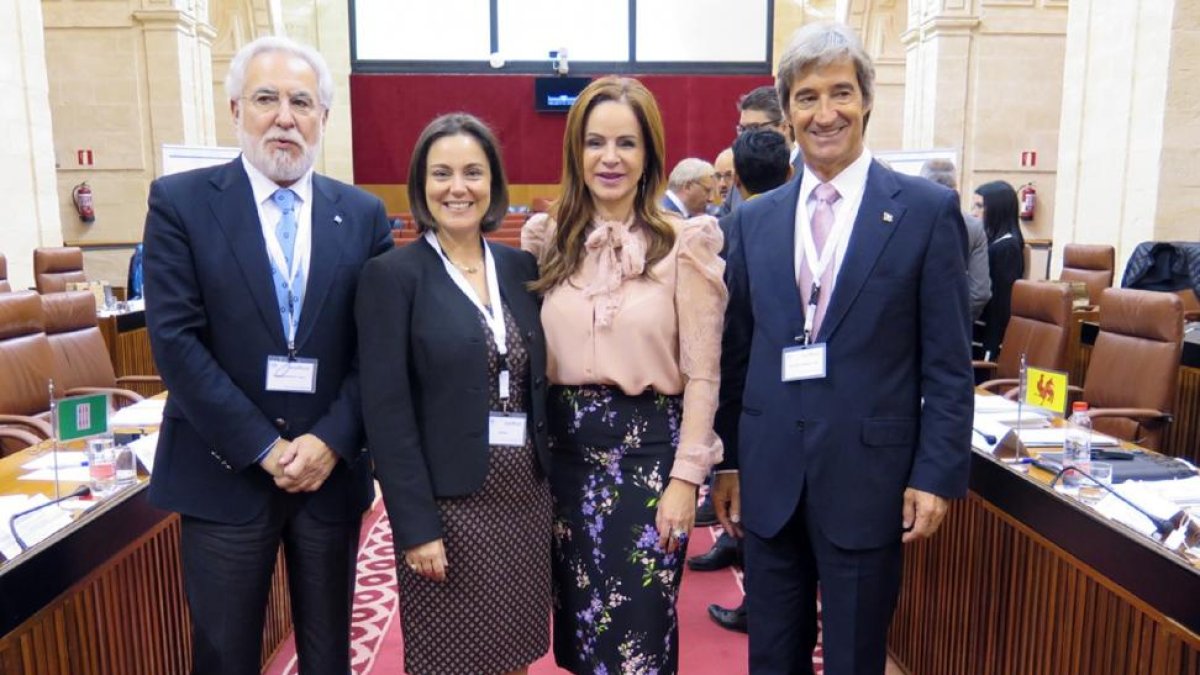 Silvia Clemente, ayer, junto a otros participantes del CALRE.-ICAL