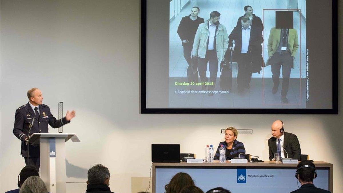 Las autoridades presentes en la conferencia de prensa sobre seguridad celebrada en Holanda.-AFP