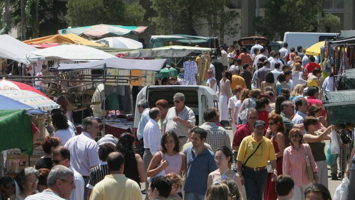 Imagen de archivo de gente recorriendo el mercadillo, en los aledaños del estadio José Zorrilla-Carlos Espeso
