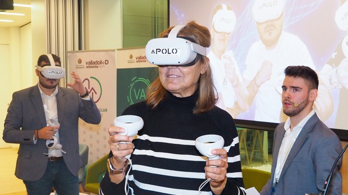 Dos personas con gafas de realidad virtual en las instalaciones de la Agencia de Innovación. / INNOLID