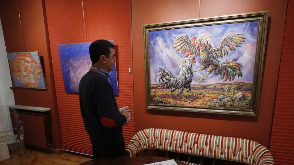Vela Zanetti, el maestro que trazó con sus pinceles campesinos, hogazas de pan o paisajes, recrea una pelea de gallos de ritmo vertiginoso y con una inagotable paleta de color.-J. M. LOSTAU
