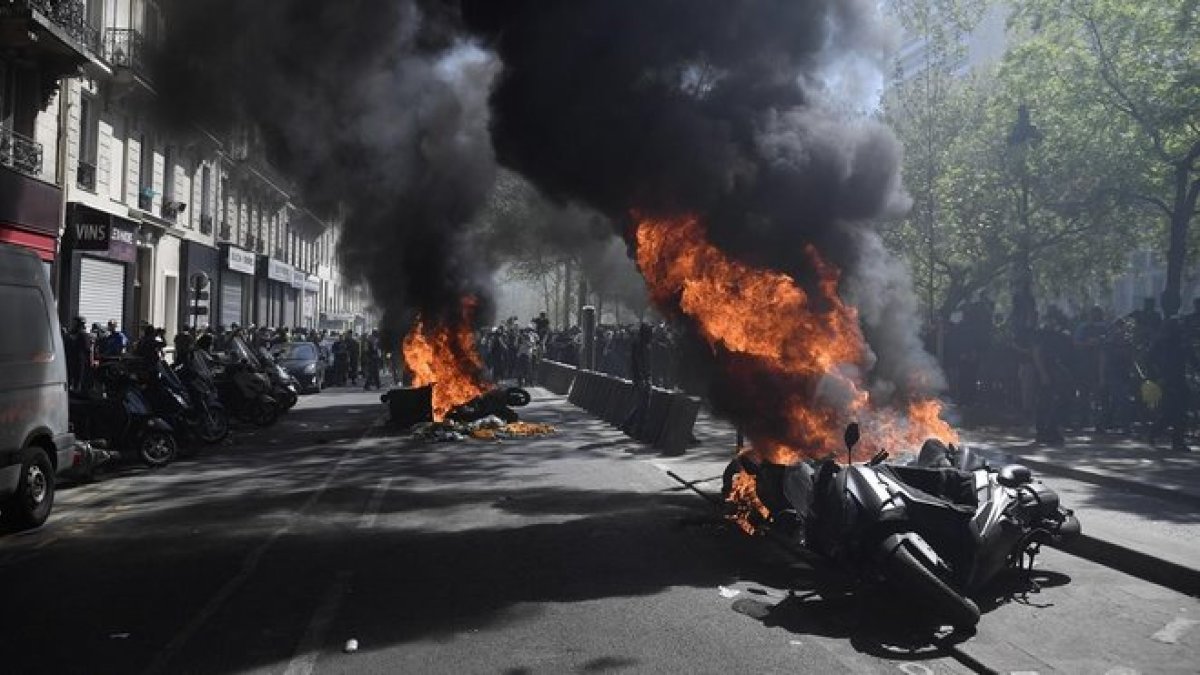 Imagen de las protestas de este sábado en el centro de París.-EFE / JULIEN DE ROSA