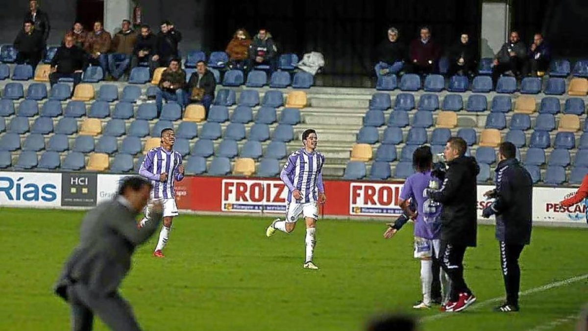 Miguel corre a celebrar al banquillo el gol del empate, ayer en Pasarón.-JAVIER CERVERA-MERCADILLO