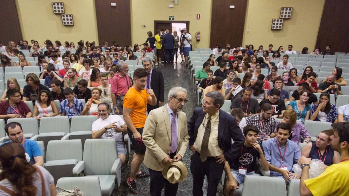 El rector de la USAL, Daniel Hernandez, junto al presidente de la real sociedad española de matemáticas, Antonio Campillo (D), en la inauguración del XVI encuentro nacional de estudiantes de matemáticas-IcalMatemáticos afirman que estos estudios son “muy demandados” y tienen “gran empleabilidad”