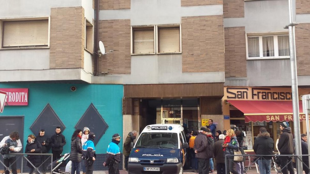 Momento en que la policía acudió al domicilio de los jugadores.-L. V.