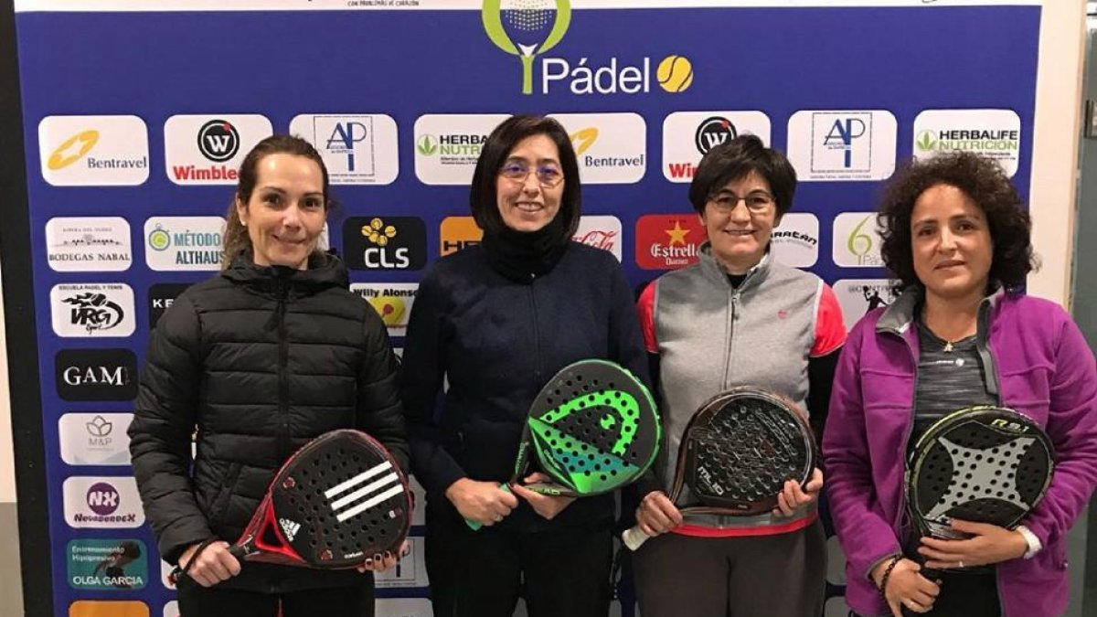Marta Ayala, Margarita Ramos, Maribel Bersabe y Teresa Pérez posan en el ‘photocall’ del torneo.-E.M.