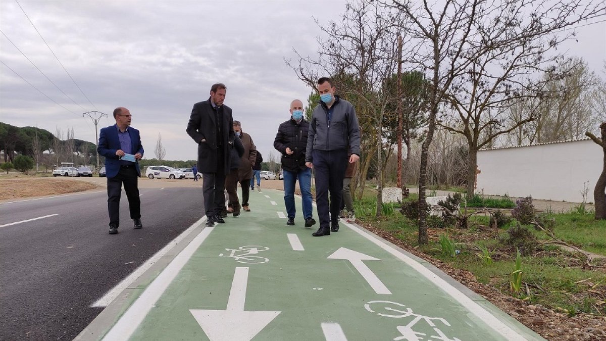 El alcalde de Valladolid, Óscar Puente, visita las obras realizadas en la Cañada Real acompañado por el concejal de Movilidad y Espacio Urbano, Luis Vélez, vecinos y responsables de la empresa que ha realizado la intervención. -E. PRESS