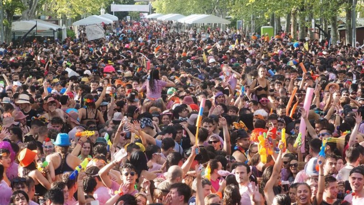 Desfile de peñas por las calles de Valladolid.- PHOTOGENIC