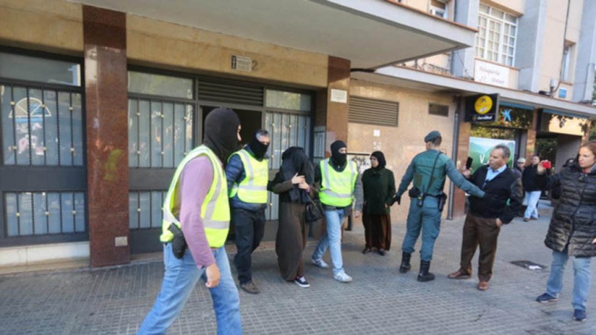 Operación antiyihadista de la Guardia Civil en Cornellà, el pasado noviembre.-DANNY CAMINAL