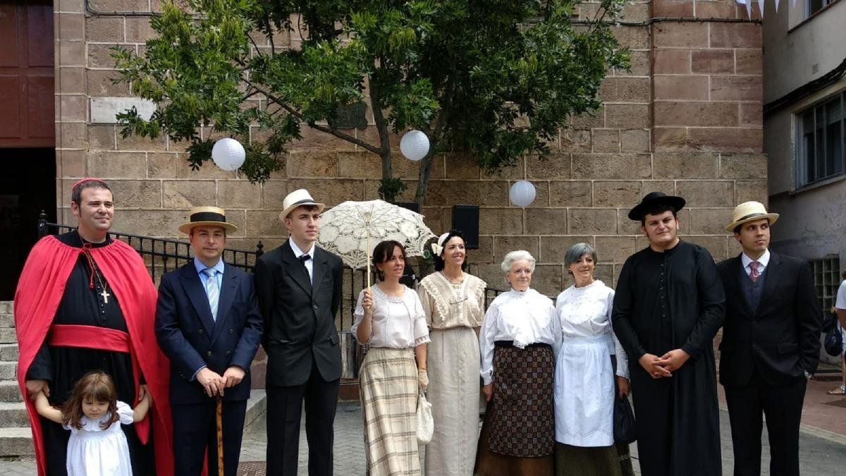 Los trajes de época no podían faltar en una cita de estas características.-GRUPO DE TEATRO DE PRADOLUENGO