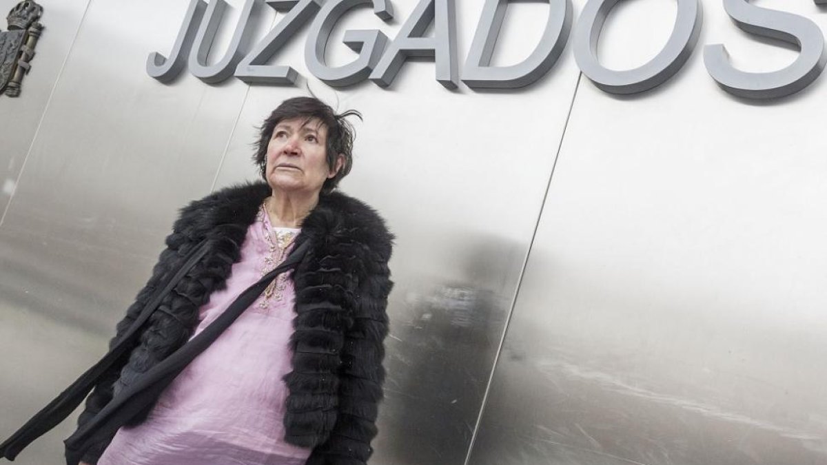 Mauricia Ibáñez, ayer a la entrada de los juzgados antes de la vista oral.-SANTI OTERO
