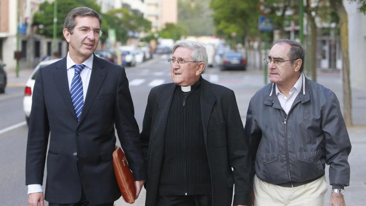 Jesús Hernández Sahagún (centro), junto a su letrado (izquierda) y un acompañante a la salida de los juzgados después de declarar.-RAÚL G. OCHOA