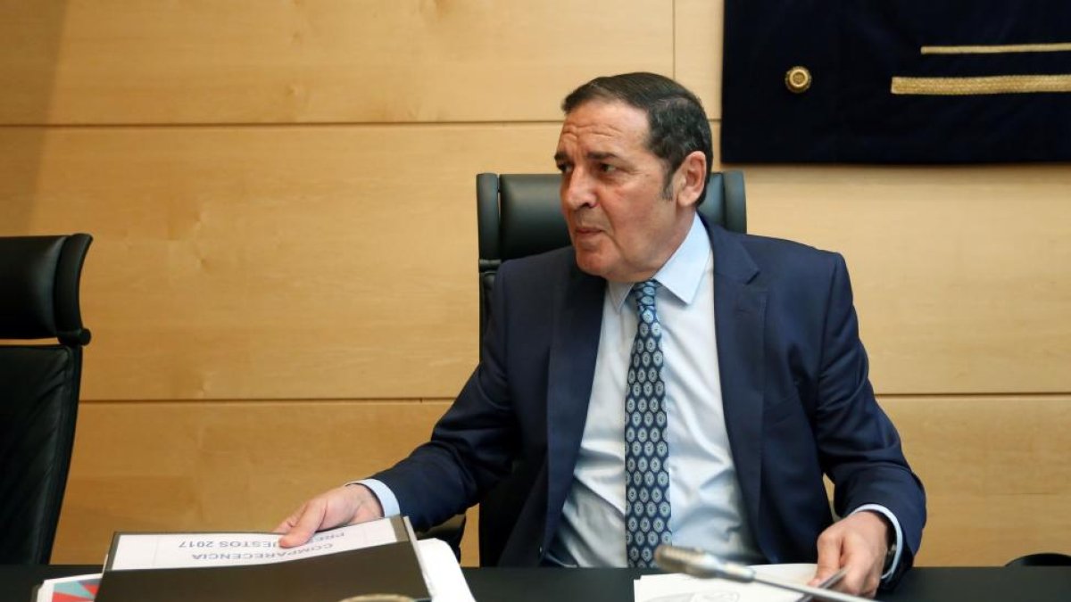 El consejero de Sanidad, Antonio Sáez, comparece ante la Comisión de Economía y Hacienda, para explicar el proyecto de presupuestos de su departamento-Rubén Cacho / ICAL