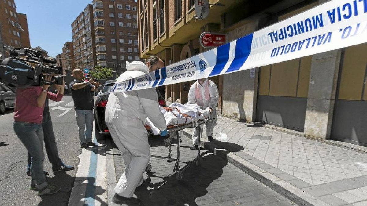 Momento en que en que los restos mortales de Daniel González Repiso fueron trasladados.-El Mundo