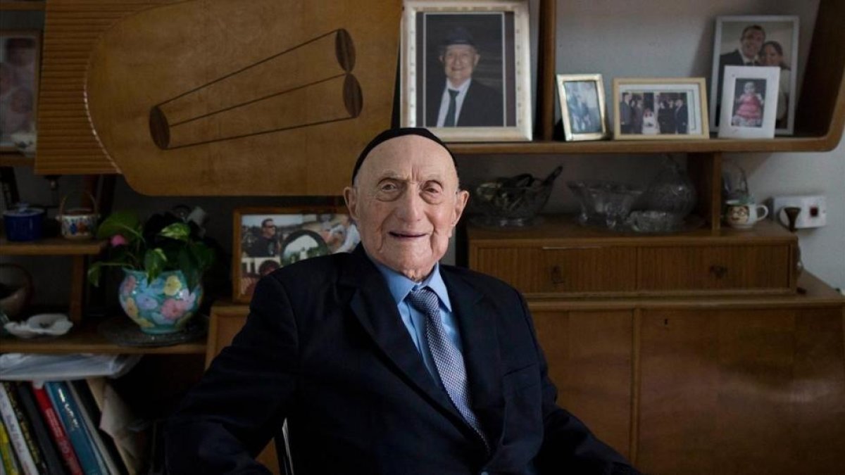 Yisrael Kristal posa para una fotografía en su casa, en Haifa, el 27 de enero del 2015.-EFE / ABIR SULTAN