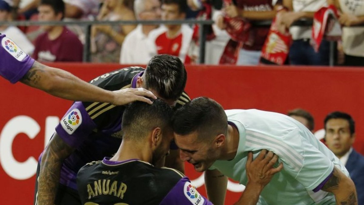 Anuar celebra su gol con León y Guardiola.