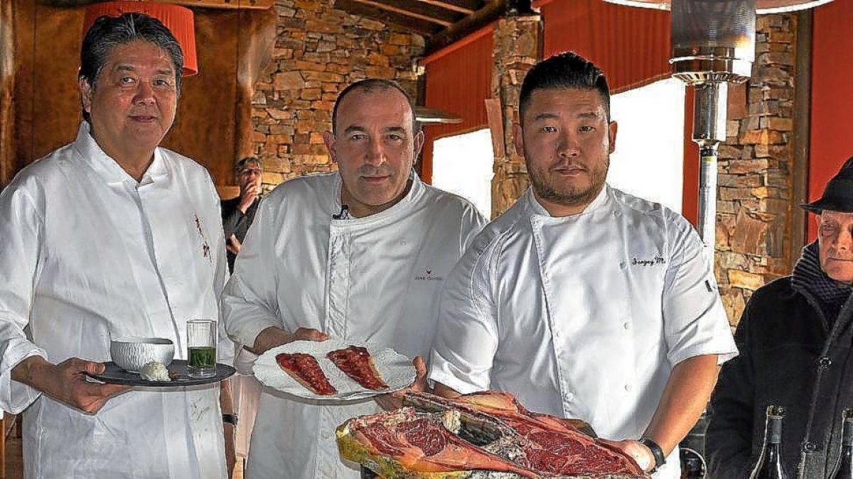 Gordón, flanqueado por dos chefs nipones en las jornadas de este año.-E.M.