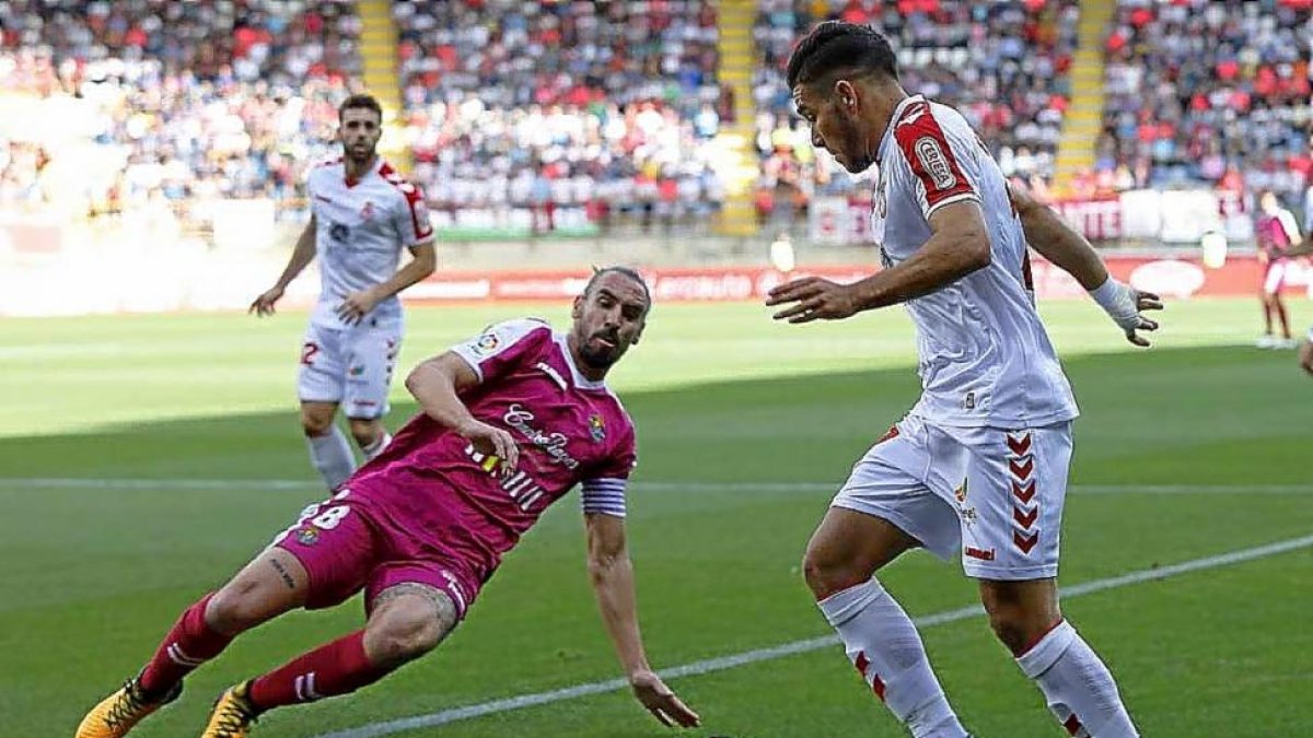 Borja intenta cortar la internada de Buendía en el partido Cultural-Valladolid.-MARCIANO PÉREZ / DIARIO DE LEÓN