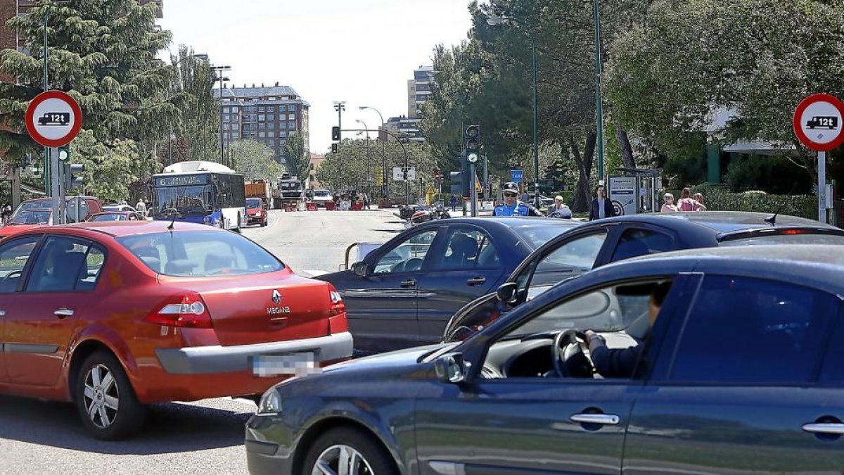 Imagen de la retención de vehículos en los alrededores de la plaza de Poniente-J.M. Lostau