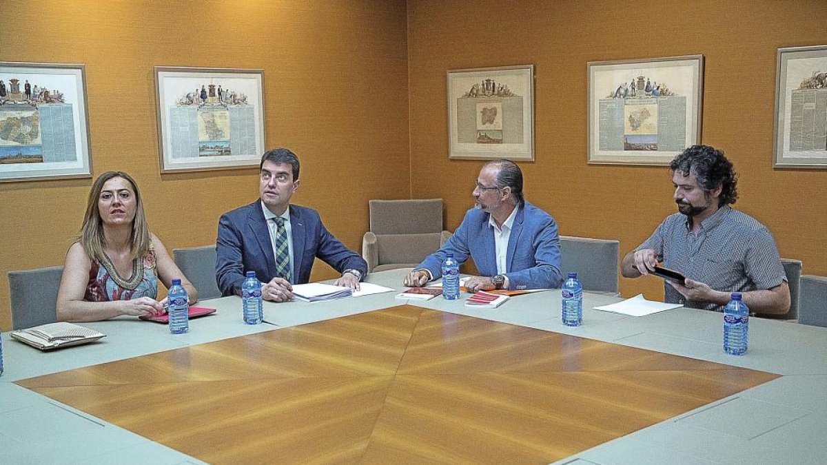 Barcones, Ibáñez, Fuentes y Sarrión, ayer en las Cortes, donde trataron la propuesta de Ciudadanos.-ICAL