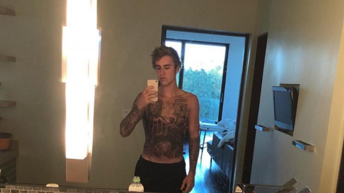 Justin Bieber, frente al espejo.-INSTAGRAM