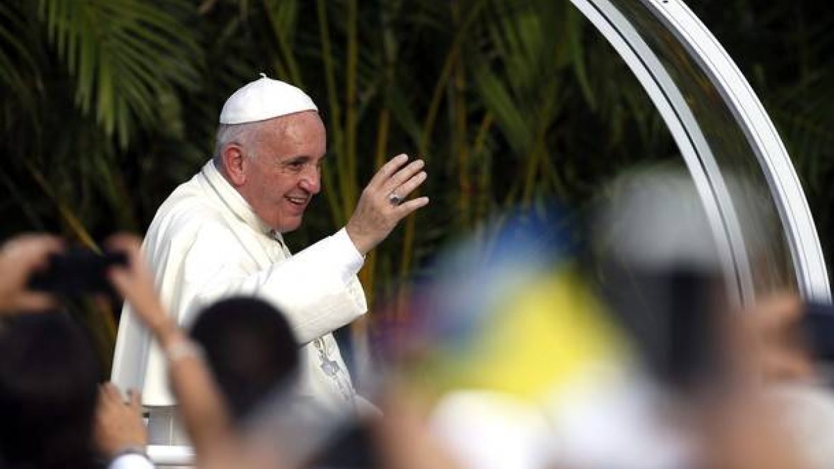 El papa Francisco, a su llegada en el pamóvil a la Plaza de la Revolución de La Habana para oficiar su primera misa en Cuba.-ORLANDO BARRIA / EFE