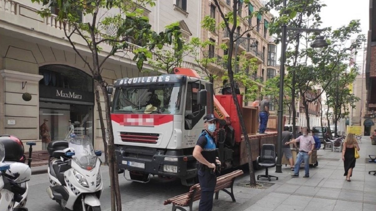 Imagen facilitada por la Policía de Valladolid sobre el vehículo pesado denunciado - @POLICIAVLL