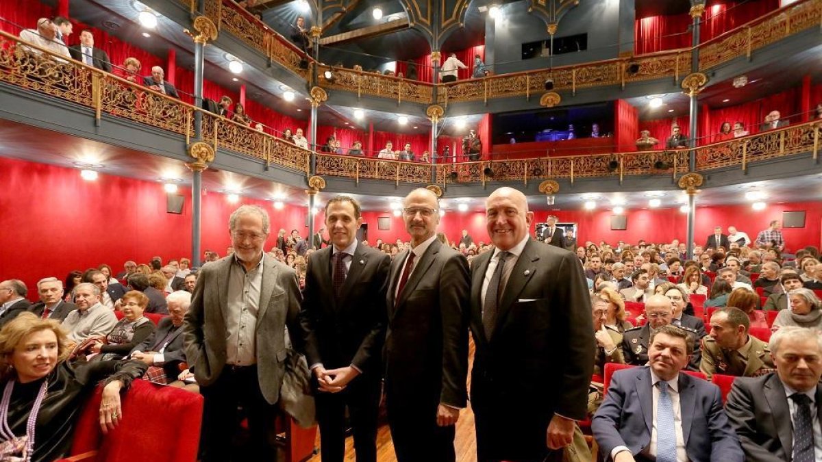 El teniente alcalde de Valladolid, Manuel Saravia; el presidente de la Diputación de Valladolid, Conrado Íscar; el presidente de las Cortes, Luis Fuentes; y el consejero de Agricultura y Ganadería, Jesús Julio Carnero.-ICAL.