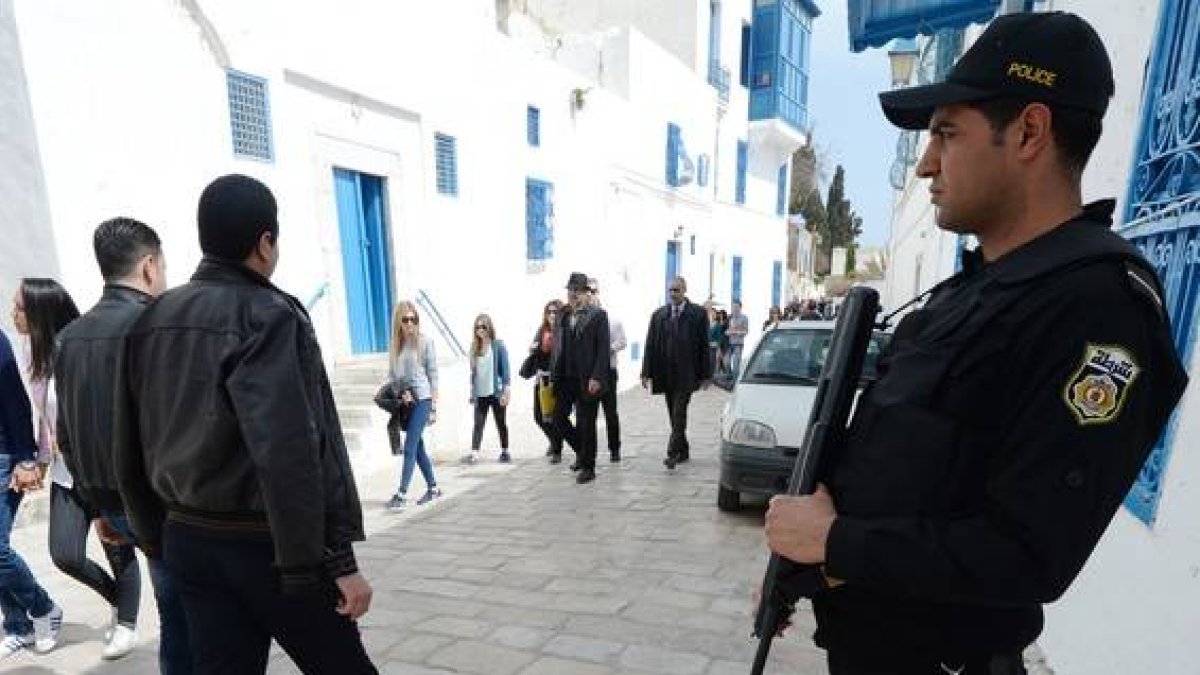 Un policía vigila las calles de Sidi Bou Said, al noroeste de Túnez capital.-Foto: AFP / FADEL SENNA
