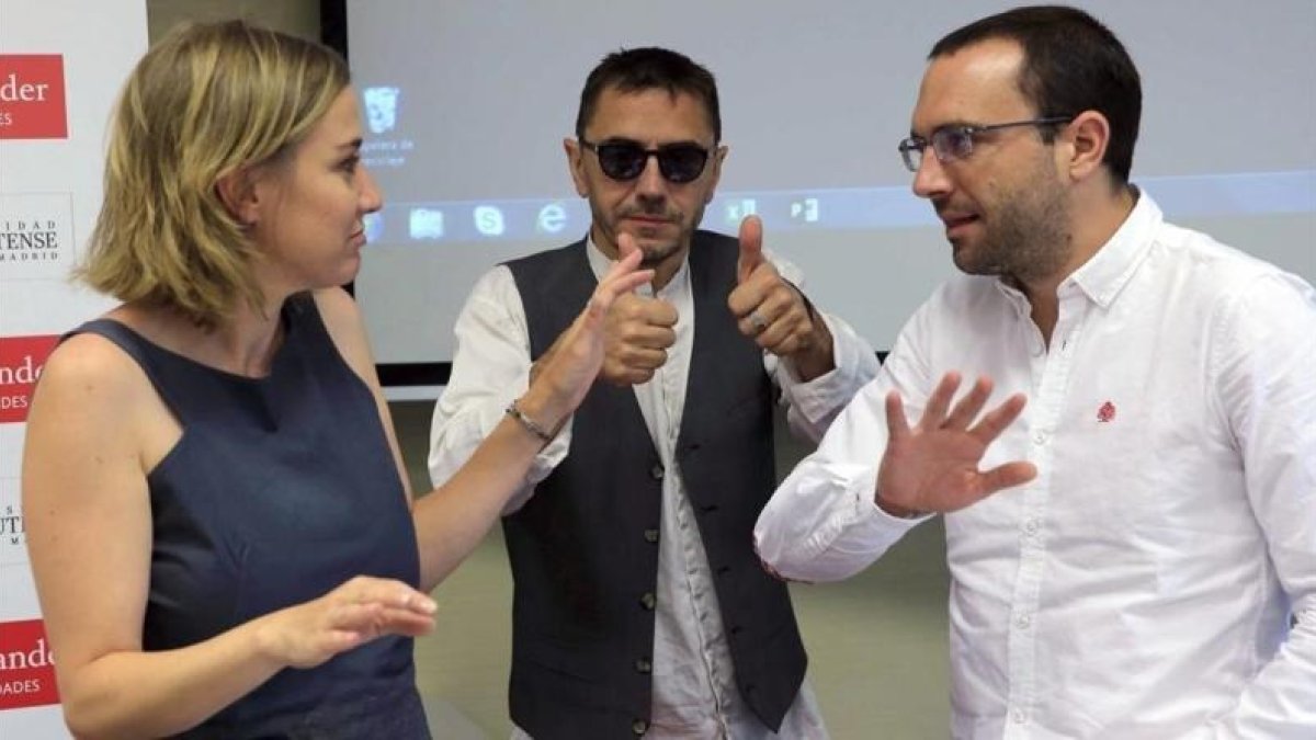 Tania Sánchez, Juan Carlos Monedero y Luis Alegre, en los cursos de verano de El Escorial.-