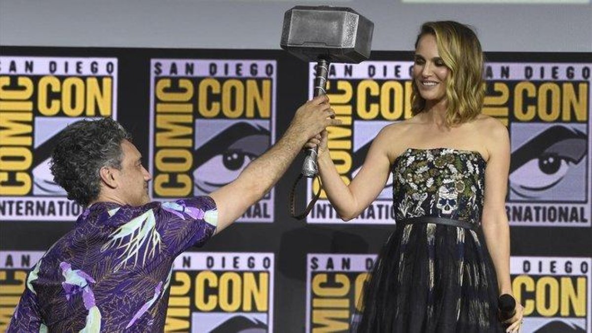 Natalie Portman coge el martillo de Thor, en la Comic-Con de San Diego (EEUU).-AP / CHRIS PIZZELLO