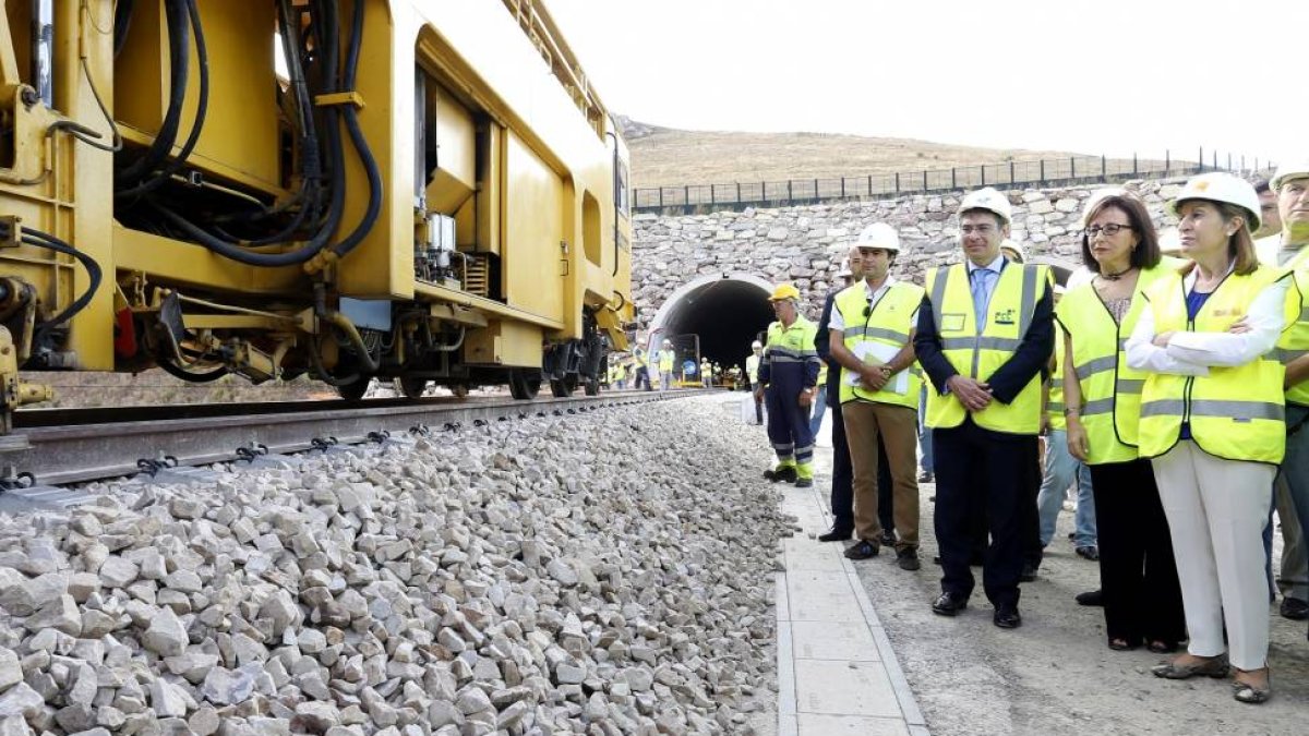 La ministra de Fomento, Ana Pastor, visita las obras de la Variante de Pajares en la Línea de Alta Velocidad a su paso por Pola de Gordón-ICAL
