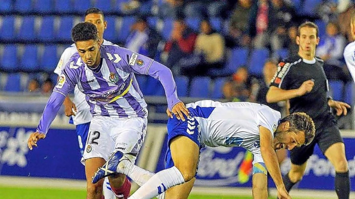 Ramos gana la posición ante la caída de Aitor Sanz.-PHOTO-DEPORTE