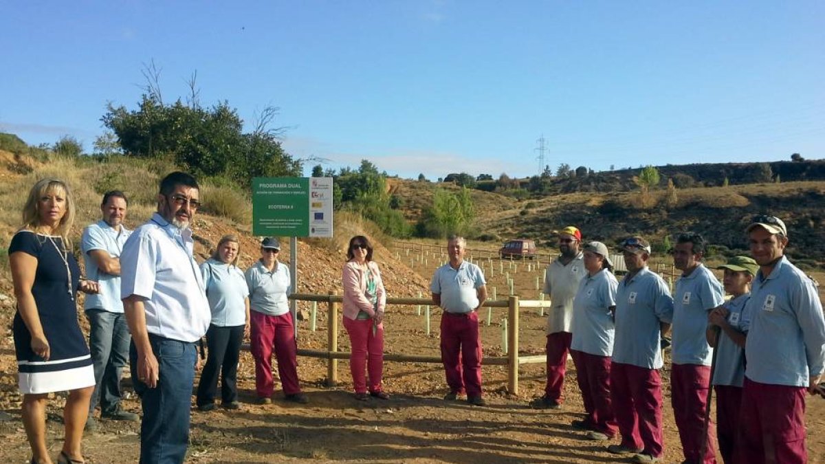 El Ayuntamiento de Villaquilambre (León) transforma un vertedero ilegal en un bosque. Tras retirar 60 camiones de escombros se han plantado 150 árboles en una escombrera de la localidad de Navatejera-Ical