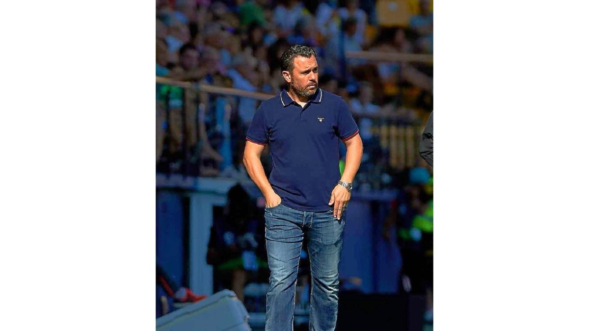 Sergio observa el partido del Real Valladolid en Villarreal desde la banda.-PHOTO-DEPORTE